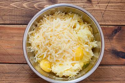Mescolate le patate schiacciate con gli altri ingredienti