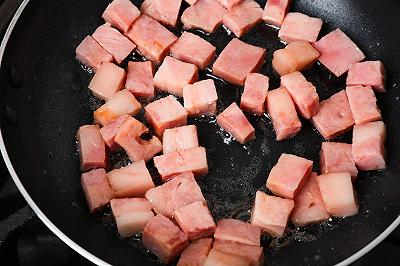 Rosolate il prosciutto e preparate la salsa