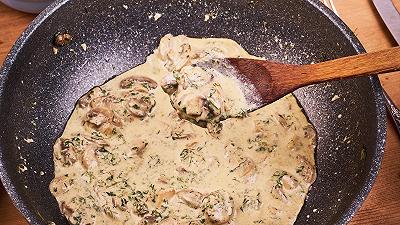 Preparate la salsa ai funghi