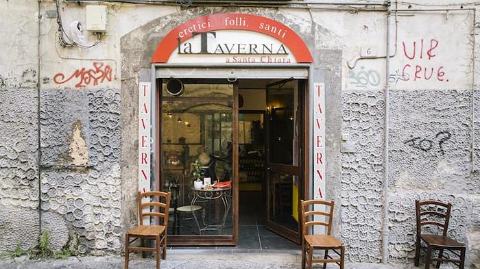 La storia virale dei due Israeliani alla Taverna di santa Chiara, spiegata bene