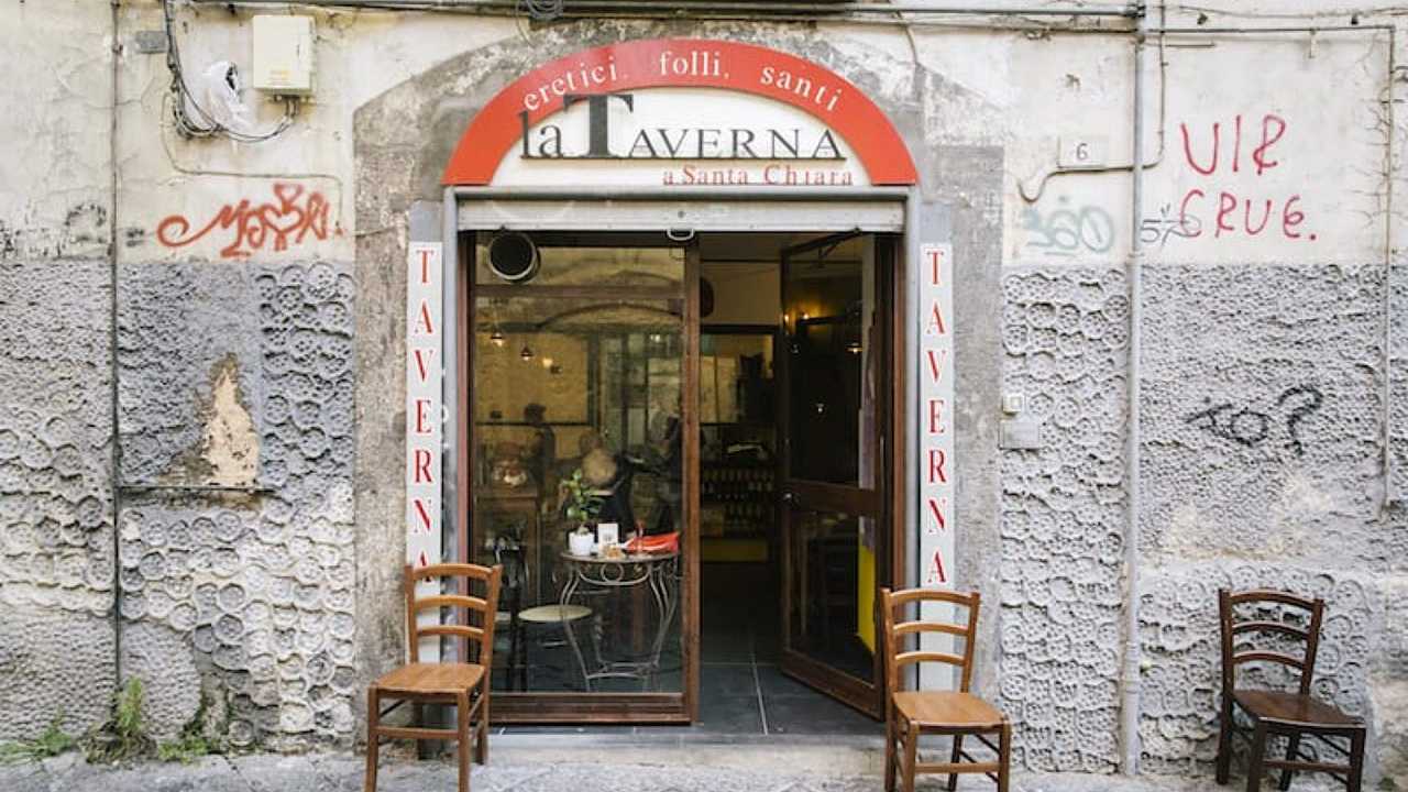 La storia virale dei due Israeliani alla Taverna di santa Chiara, spiegata bene