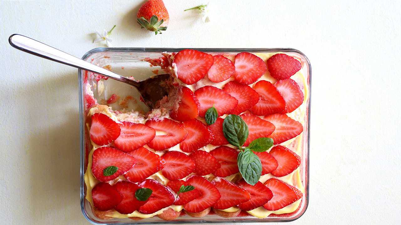 Tiramisù alle fragole, la ricetta facile anche in versione light