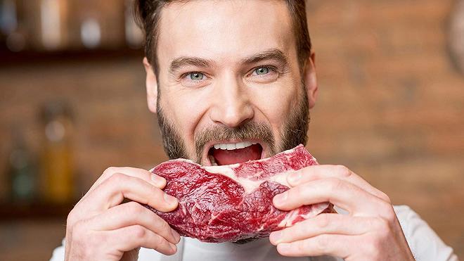uomo-mangia-carne