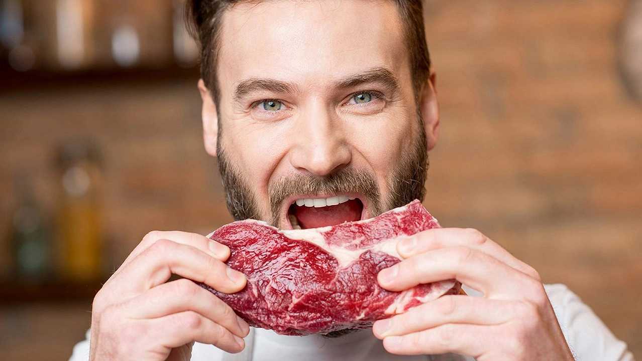 Se c’è una differenza tra quanto inquinano uomini e donne, la colpa è anche della carne
