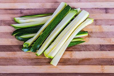 Tagliate e asciugate le zucchine