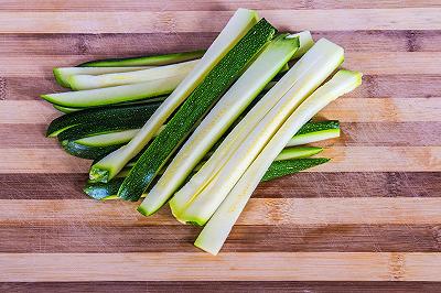 Tagliate e asciugate le zucchine