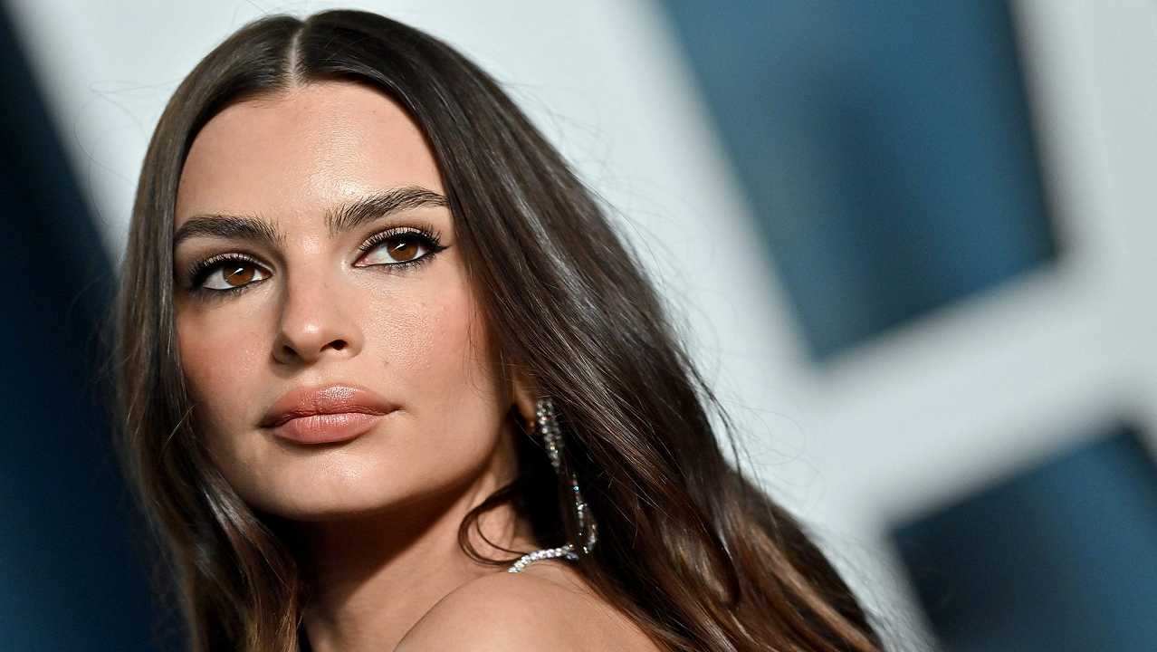 Requiem per il caviale, servito accanto alla torta a forma di sedere di Emily Ratajkowski