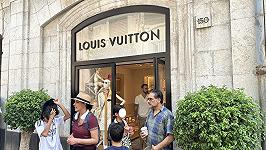 Louis Vuitton cerca casa a Forte dei Marmi, e forse l’ha trovata in un bar