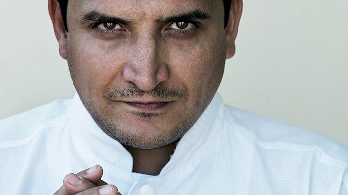 Chef Colagreco porta il suo staff a raccogliere mozziconi sulla spiaggia