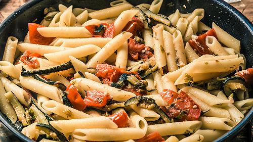 Pasta zucchine e pomodorini, una ricetta estiva facile da fare