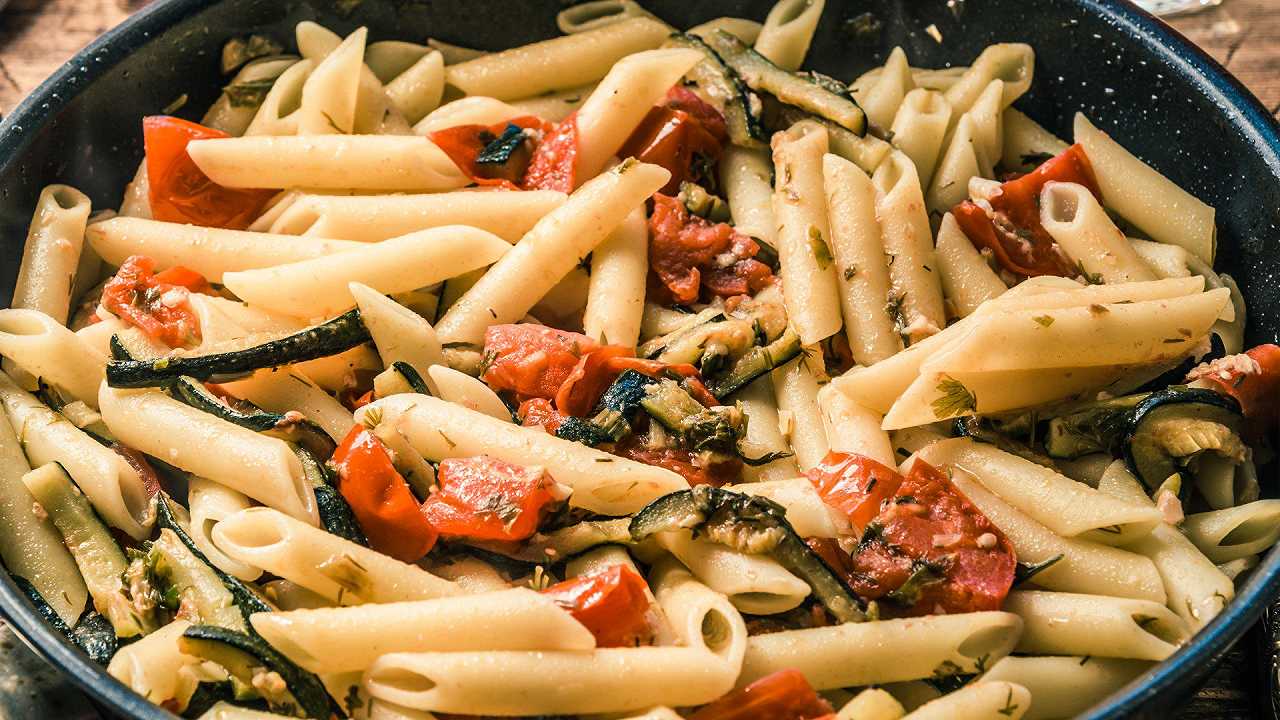 Pasta zucchine e pomodorini, una ricetta estiva facile da fare