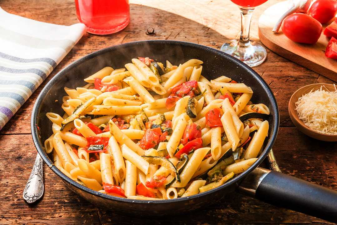 Pasta zucchine e pomodorini, una ricetta estiva facile da fare