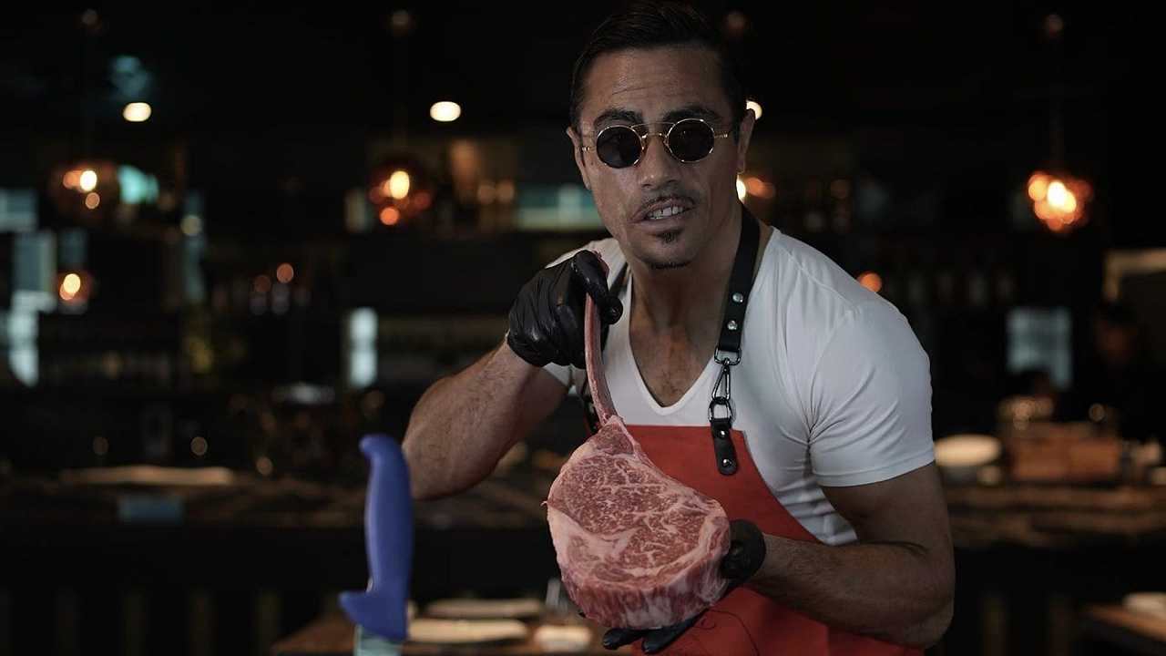 Dopo l’invasione di campo ai Mondiali 2022, Salt Bae ci ha riprovato per la Champions (ma è andata male)