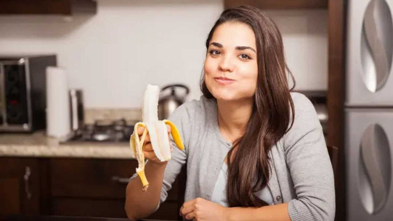 “La banana si mangia così” dice l’esperto di galateo, e internet insorge