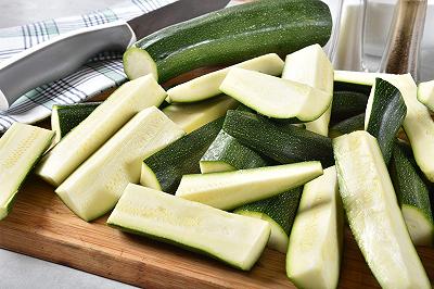 Tagliate le zucchine