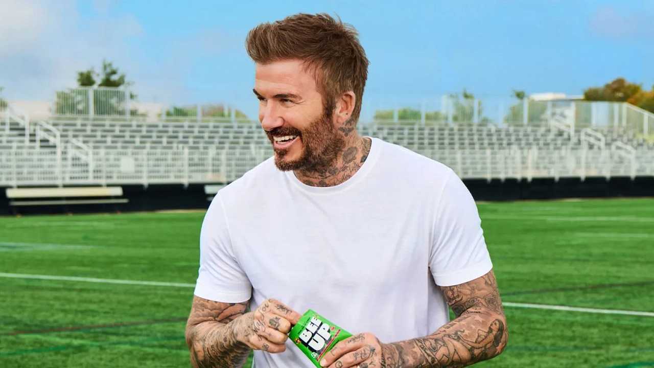 David Beckham si è messo a vendere snacks