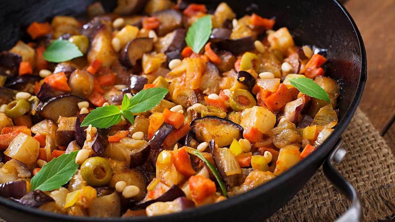 Caponata di melanzane, la ricetta siciliana con le sue varianti