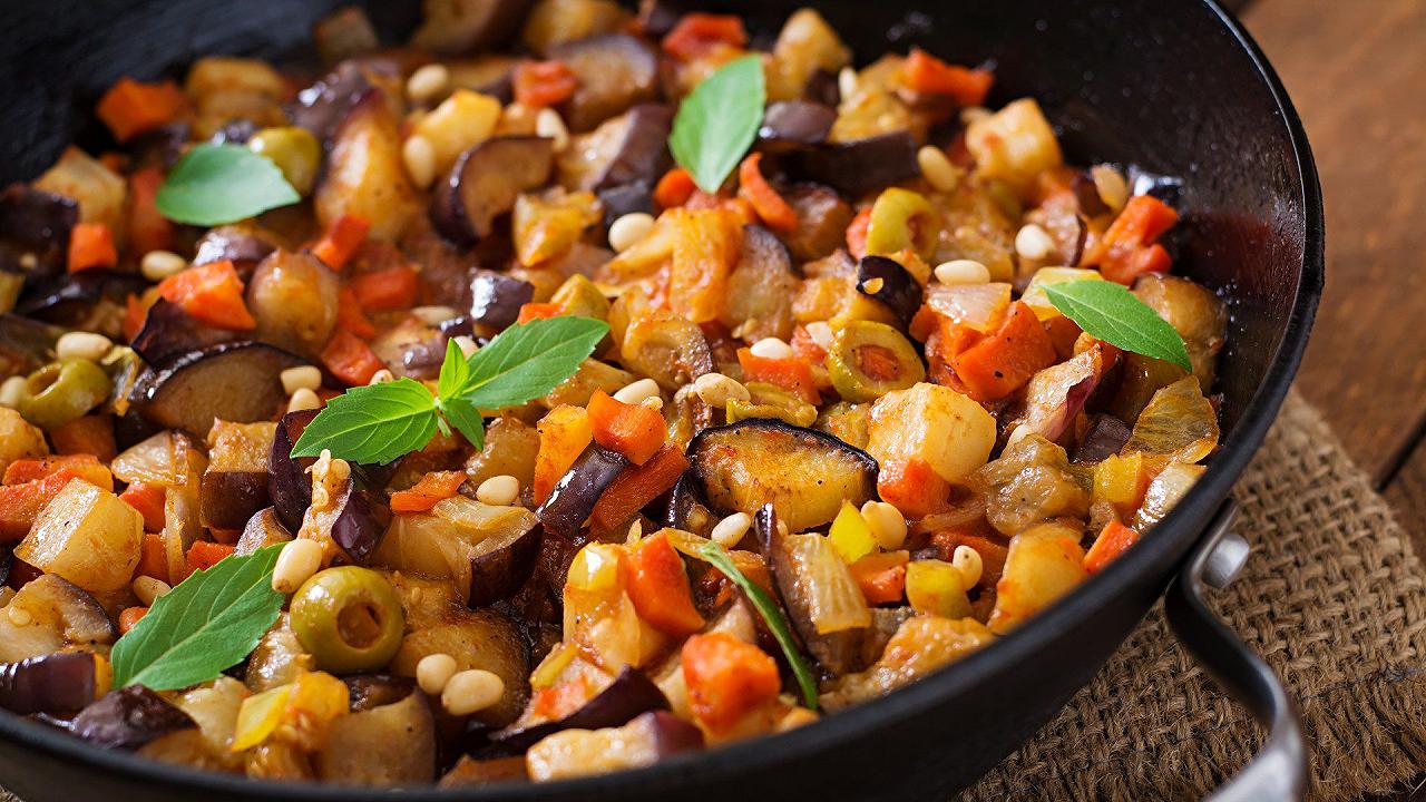 Caponata di melanzane, la ricetta siciliana con le sue varianti