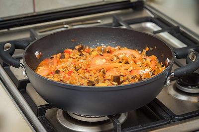 Saltate le melanzane nel sugo e sfumate con l'aceto