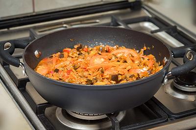 Saltate le melanzane nel sugo e sfumate con l'aceto