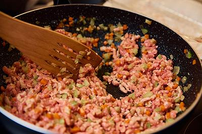 Rosolate la carne e sfumatela con il vino