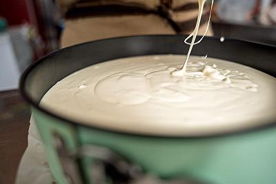 Componete e fare riposare la cheesecake al cocco