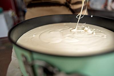 Componete e fare riposare la cheesecake al cocco