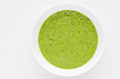 Preparate la salsa ricotta e pesto e mantecate