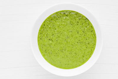 Preparate la salsa ricotta e pesto e mantecate