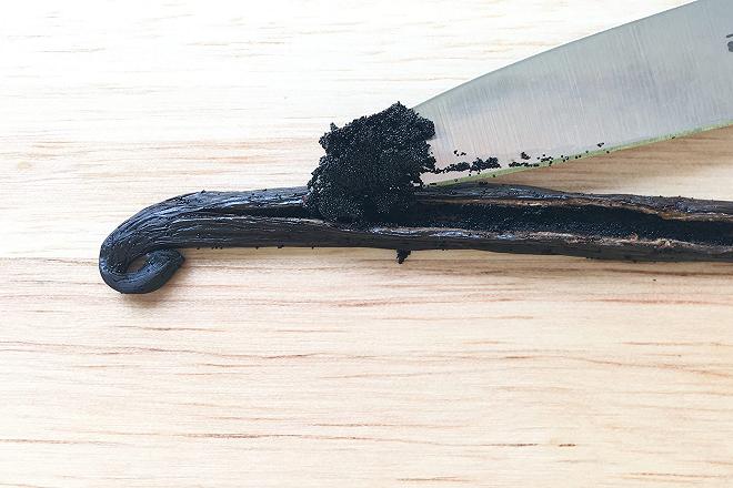 vaniglia estratta con il coltello