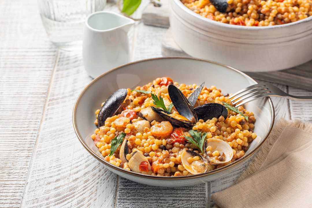Fregola ai frutti di mare, una ricetta sarda con crostacei e molluschi