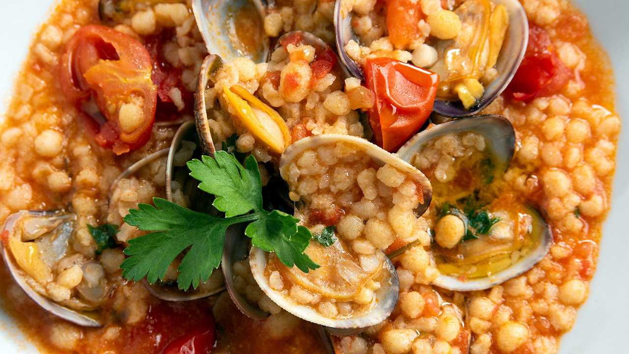 Fregola ai frutti di mare, una ricetta sarda con crostacei e molluschi