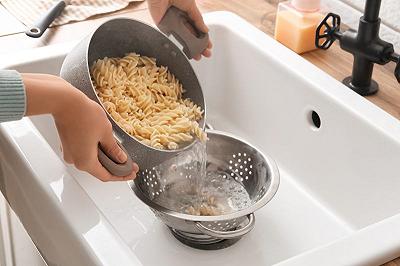 Cuocete i fusilli e conditeli