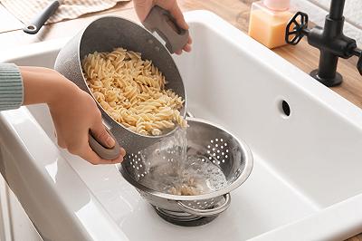 Cuocete i fusilli e conditeli