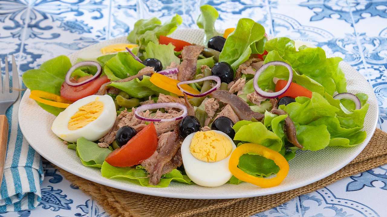 Insalata alla nizzarda, la ricetta originale francese