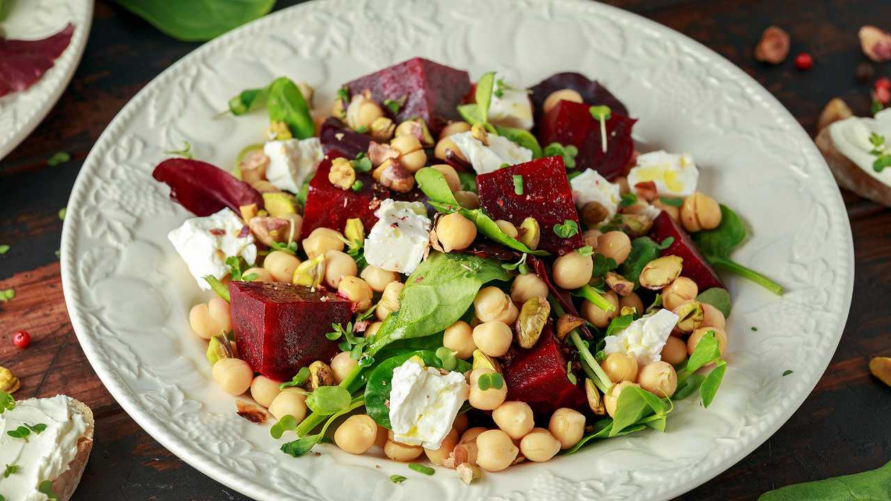 Insalata di ceci, una ricetta base veloce e molte varianti