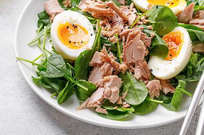 Preparate e condite l'insalata