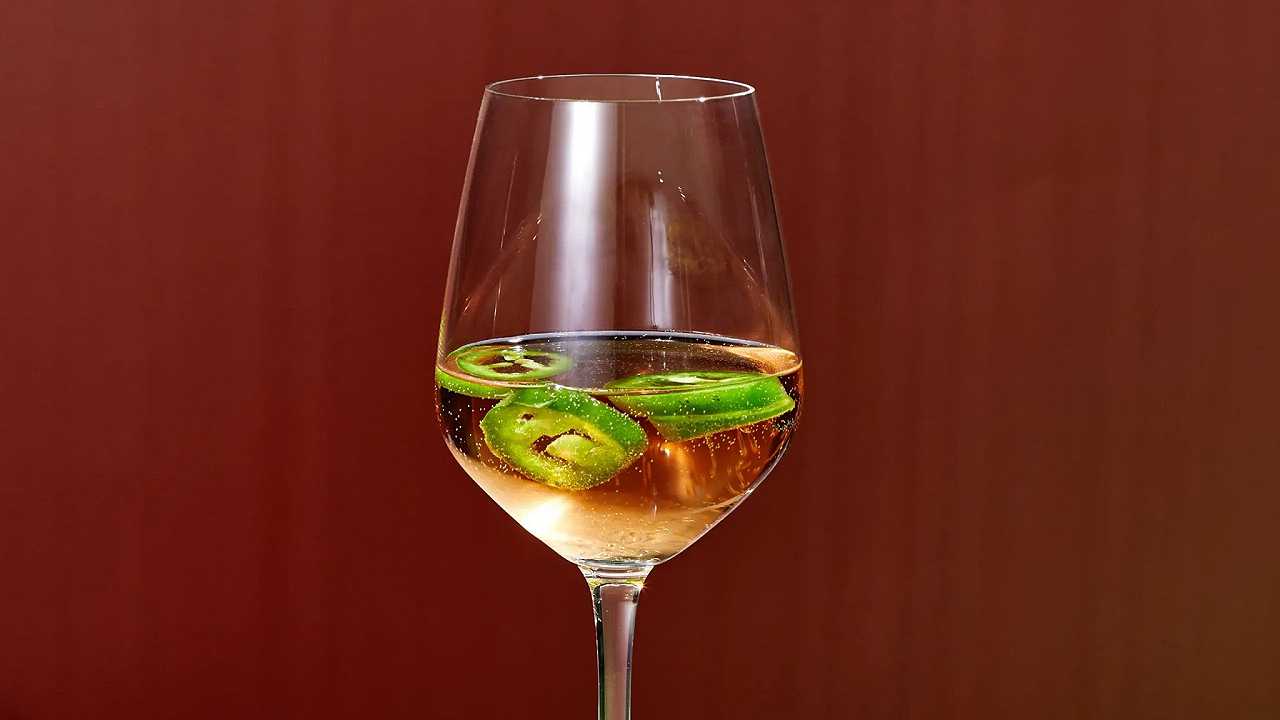 Il nuovo trend di TikTok è il jalapeño congelato dentro il Sauvignon Blanc