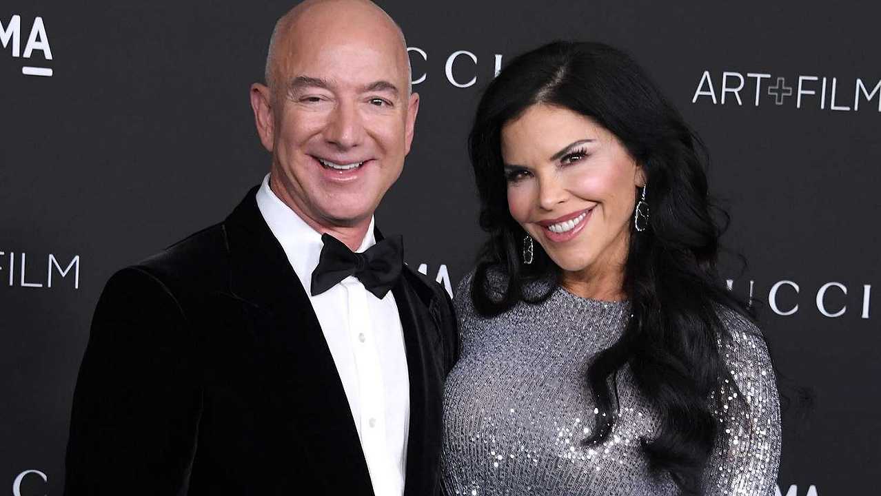 Venezia non ne può più di Bezos e gli dedica dei bigoi