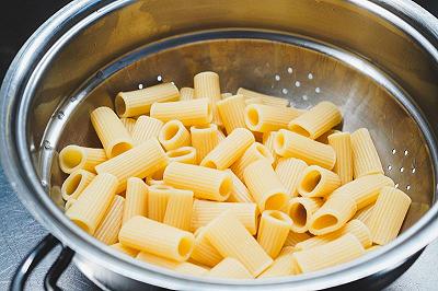 Mesoclate la pasta con il condimento di zucchine e philadelphia