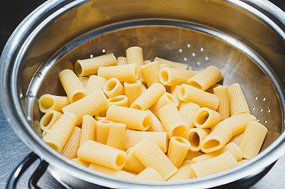 Mesoclate la pasta con il condimento di zucchine e philadelphia