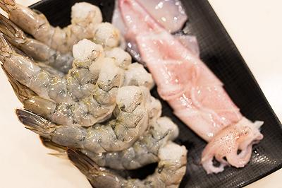 Pulite e tagliate mazzancolle e calamari