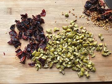 Aggiungete olive, peperone e formaggi