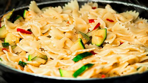 Pasta con peperoni e zucchine, la ricetta mediterranea con una variante cremosa