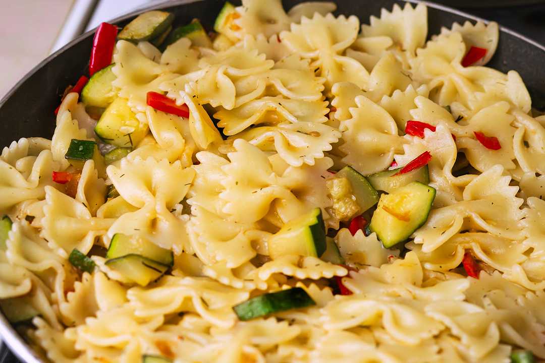 Pasta con peperoni e zucchine, la ricetta mediterranea con una variante cremosa