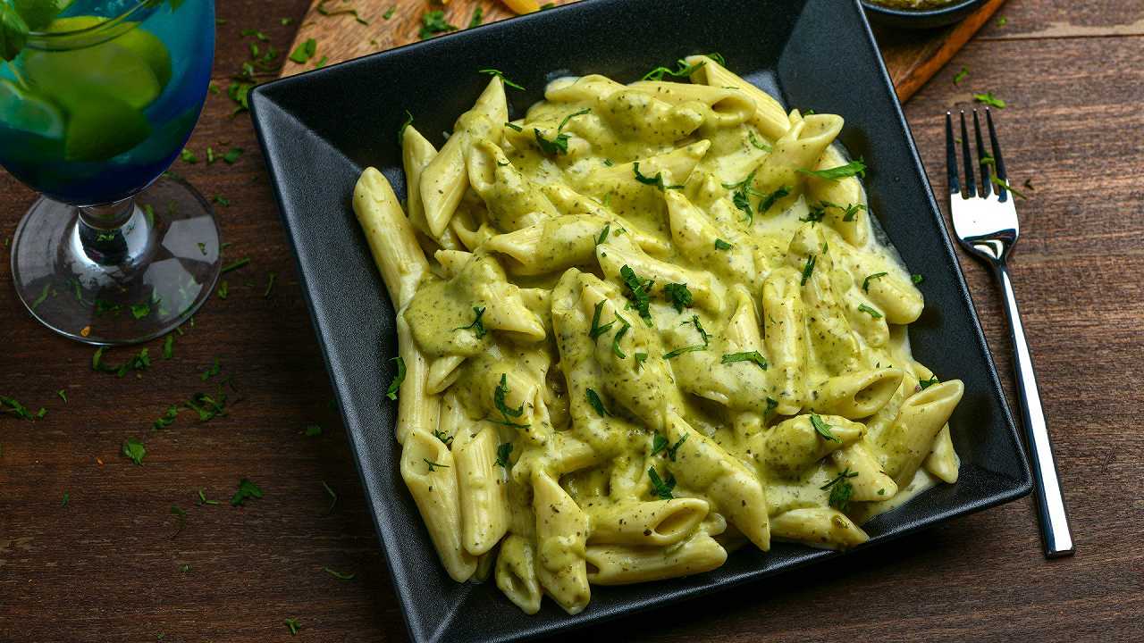 Pasta con ricotta e pesto, una ricetta facile e veloce