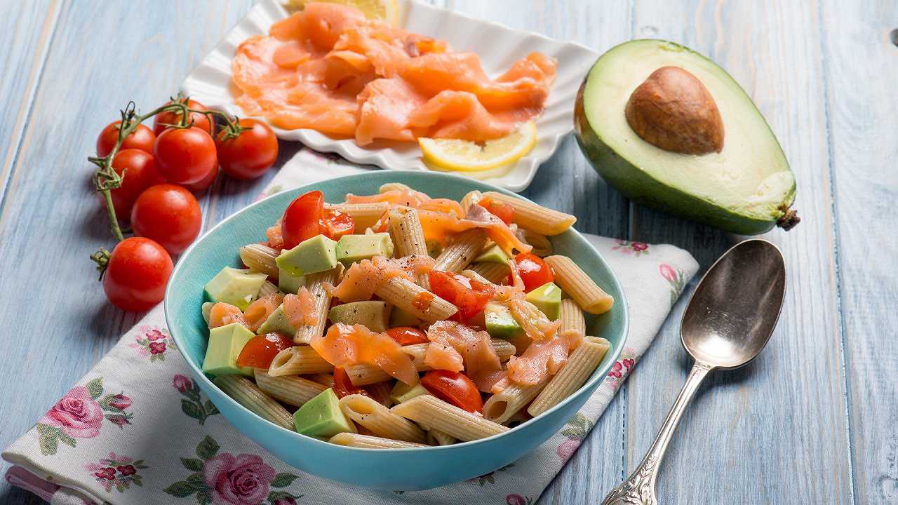 Pasta fredda con salmone affumicato, una ricetta estiva facile