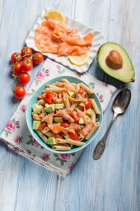 Pasta fredda con salmone affumicato, una ricetta estiva facile