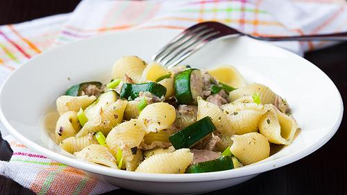 Pasta fredda con zucchine e tonno, una ricetta estiva e veloce