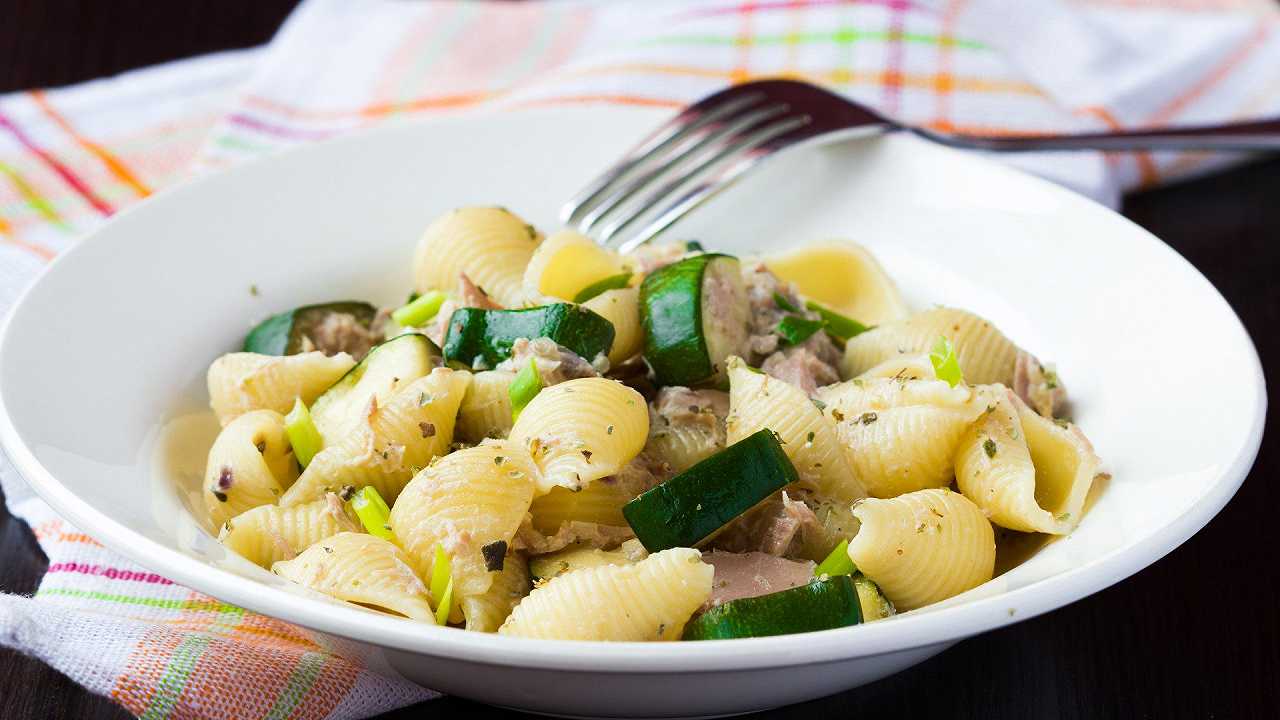 Pasta fredda con zucchine e tonno, una ricetta estiva e veloce